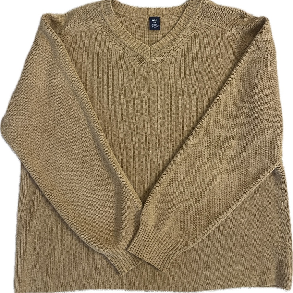 Men’s Vintage Gap neck sweater.